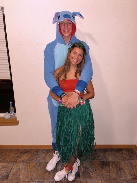 Monsters Inc Halloween, Stitch Halloween Costume, Lilo And Stitch Costume, Couple Halloween Costume, Lilo En Stitch, Stitch Costume, Couples Halloween Outfits, Cute Couple Halloween Costumes, Lilo Y Stitch