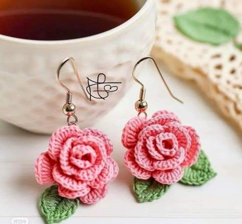 Crochet Rose Earrings, Crochet Booth, Yarn Jewelry, Crocheted Accessories, Idea Box, Crochet Placemat Patterns, Crochet Jewlery, شال كروشيه, Micro Crochet