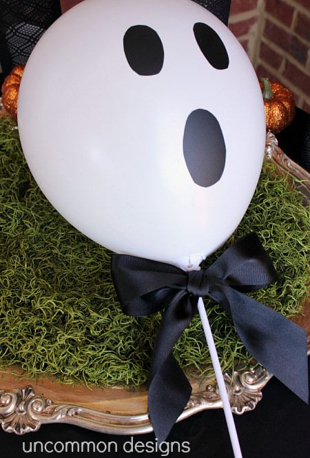 halloween table centerpiece Halloween Party Table Centerpieces, Halloween Table Decorations Centerpieces, Halloween Craft Ideas For Kids, Halloween Party Centerpieces, Ghost Balloons, Neighborhood Halloween, Easy Halloween Craft, Halloween Table Centerpieces, Balloon Craft