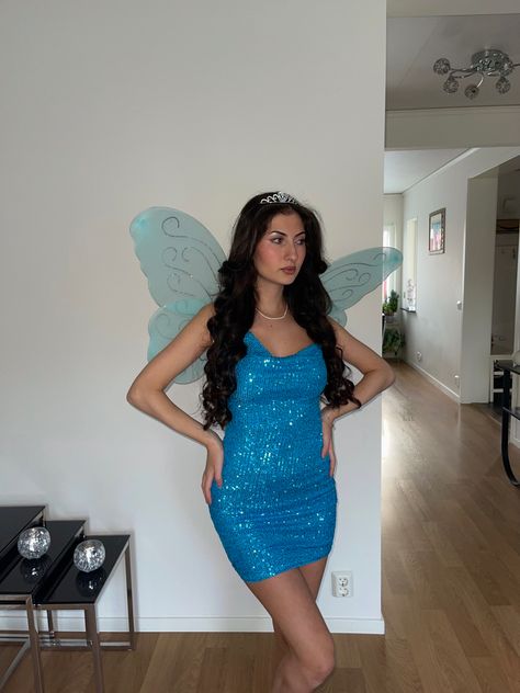 Halloween costume. Fairy einga Fairy Costume Wings, Blue Glitter Dress, Blue Fairy Costume, Blue Sparkly Dress, Fairy Halloween, Costume Wings, Halloween Idea, Halloween Clothes, Fairy Outfit