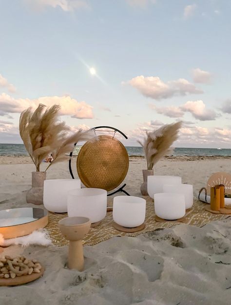 Crystal Sound Bowls, Healing In Nature, Healing Room Ideas, Beach Sound, Sound Bowls, Yoga Room Design, Healing Aesthetic, Wellness Event, Home Yoga Room