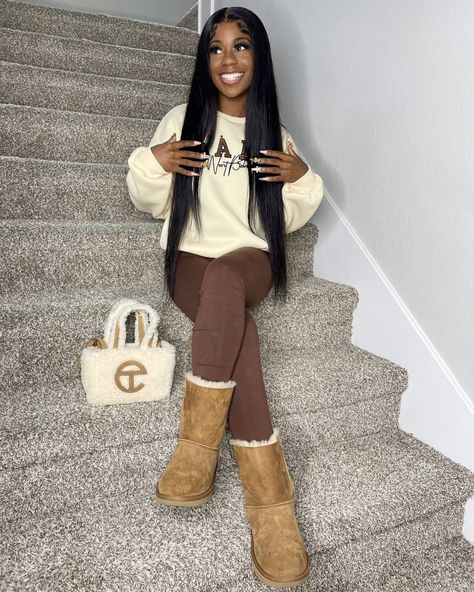 Medium Uggs Outfit, Chestnut Ugg Boots Outfit, Ugh Outfits Winter, Ugg Boot Outfits Winter, Brown Boots Outfit Black Women, Chestnut Uggs Outfit Black Women, Brown Ugg Boots Outfit Black Women, How To Dress Up Ugg Boots, How To Style Tall Ugg Boots