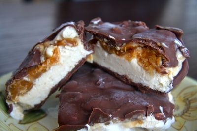 Homemade Snickers Ice Cream Bars Snickers Homemade, Homemade Snickers Ice Cream, Snickers Ice Cream Bars, Girly Food, Snickers Ice Cream, Ice Cream Bars, Homemade Snickers, Ice Cream Bar, Soft Caramel