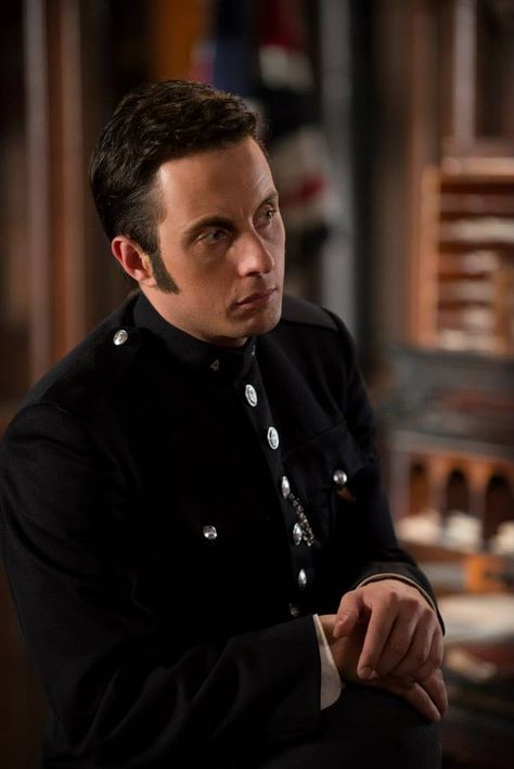 Crabtree (Jonny Harris) listens to the details of the next case in the bullpen. George Crabtree, Jonny Harris, 90s Nick, Mystery Tv Series, Murdock Mysteries, Detective Shows, Murdoch Mysteries, Private Detective, Amazing Race