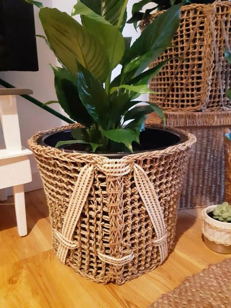 Mum Makes Her Own Seagrass Plant Pots Using a $2.50 Mat from Bunnings Cute Plant Pots, Diy Planters Indoor, Potted Mums, Wall Plant Holder, Girls Night Crafts, Planter Cover, Seagrass Baskets, Grass Mat, Planter Project