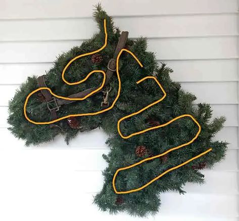 Step by Step Instructions for making a Horse Head Shaped Wreath - Hawk-Hill.com Horse Head Wreath, Horse Wreaths, Deco Champetre, Christmas Horses, Head Wreath, Horse Crafts, Holiday Bows, Horse Diy, Cowboy Christmas