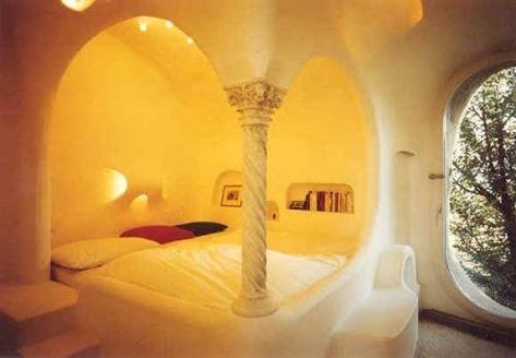 A cob bed. The draw back is if you want to move your bed to another part of the bedroom then you are out of luck. But it is very interesting. Cob Interior, Cob Home, Earth Houses, Earth Ship, Cob Homes, Cob Building, Eco Retreat, Fairytale Houses, Earth Bag Homes