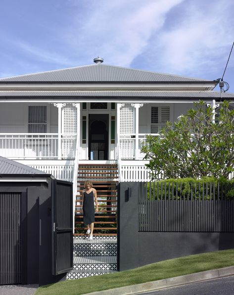 A renovator’s guide to the Queenslander - Queensland Homes Queenslander Homes Exterior, Modern Queenslander, Concrete Kitchen Island, Queenslander Renovation, Queenslander House, Weatherboard House, House Paint Exterior, Exterior House Colors, Facade House