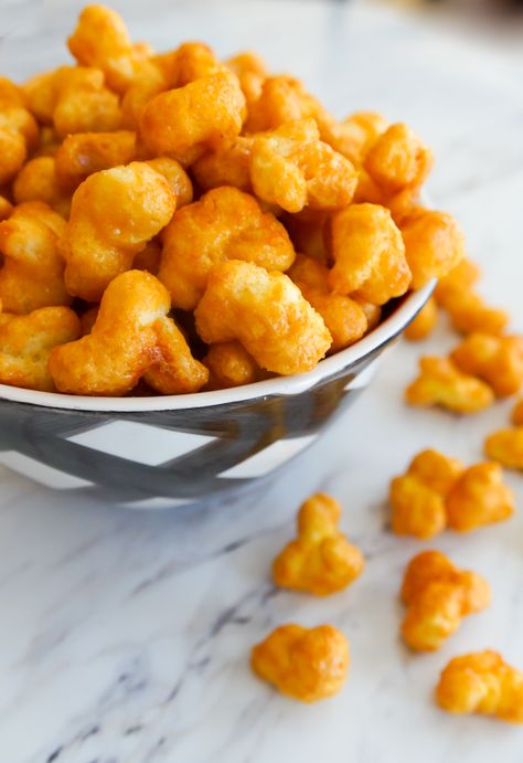 Copycat Buc-ee's Beaver Nuggets - Bake at 350° Copycat Buccees Beaver Nuggets, Homemade Beaver Nuggets, Bucees Beaver Nuggets Recipe, Buccees Beaver Nuggets, Buc-cees Food, Bucees Beaver Nuggets, Puffcorn Recipes, Beaver Nuggets Recipe, Munchie Snacks