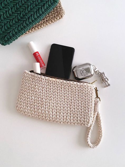 Crochet I Cord, Wristlet Patterns, Pola Macrame, Crochet Wallet, Crochet Clutch Bags, Crochet Pouch, Crochet Clutch, Holiday Crochet, Crochet Purse Patterns