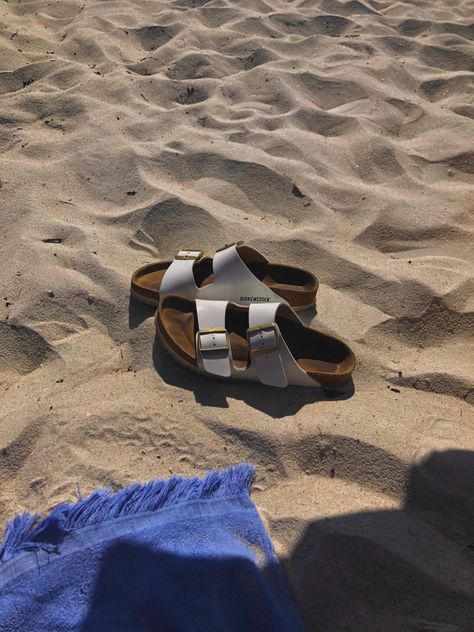 Sandals Beach Aesthetic, Summer Sandals 2024, Shoe Flicks, Birkenstocks Aesthetic, Birkenstock Beach, Birkenstock Aesthetic, Birkenstock Summer, Sandals Aesthetic, Birkenstock Sandals Women