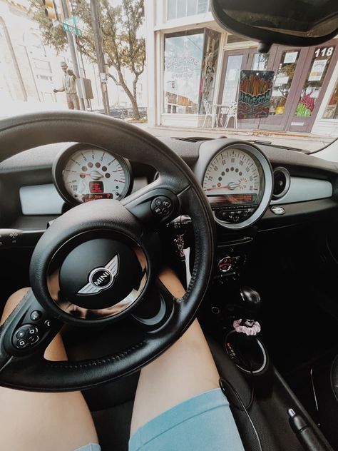 Mini Cooper Interior, Mini Cooper Accessories, Mini Cabrio, Cooper Car, Car Poses, Girls Driving, Mini Copper, Mini Cooper Countryman, Cooper Countryman