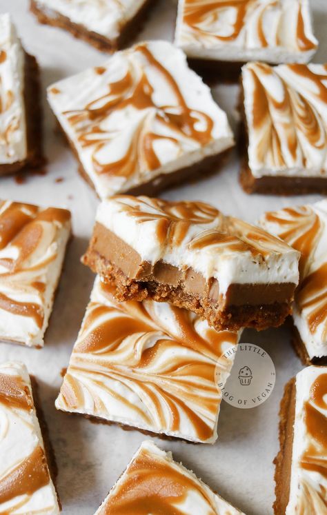 No-Bake Vegan Biscoff Cream Bars Vegan Biscoff Dessert, Biscoff Filling, Biscoff Cream, Biscoff Cookie Recipe, Vegan Dessert Bars, Biscoff Recipes, Vegan Chocolate Bars, Vegan Christmas Cookies, Awesome Desserts