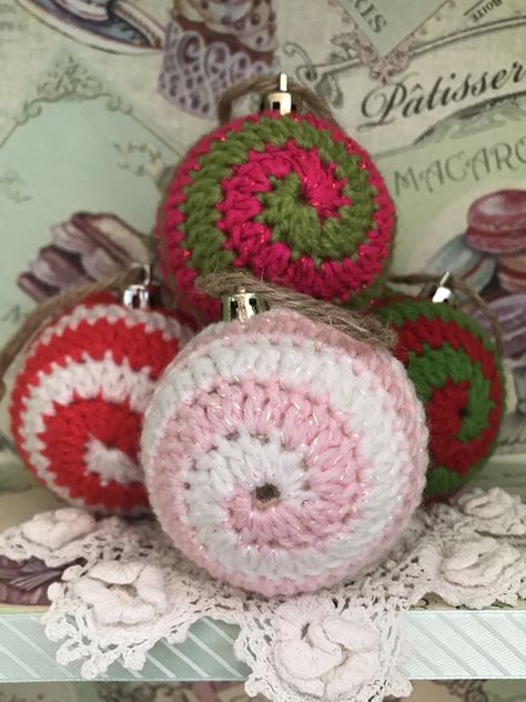 Amigurumi Ornaments, Crochet Christmas Baubles, Spiral Crochet Pattern, Crochet Baubles, Crocheted Ornaments, Ornament Crochet Pattern, Crochet Spiral, Ornament Crochet, Crochet Christmas Ornaments Free