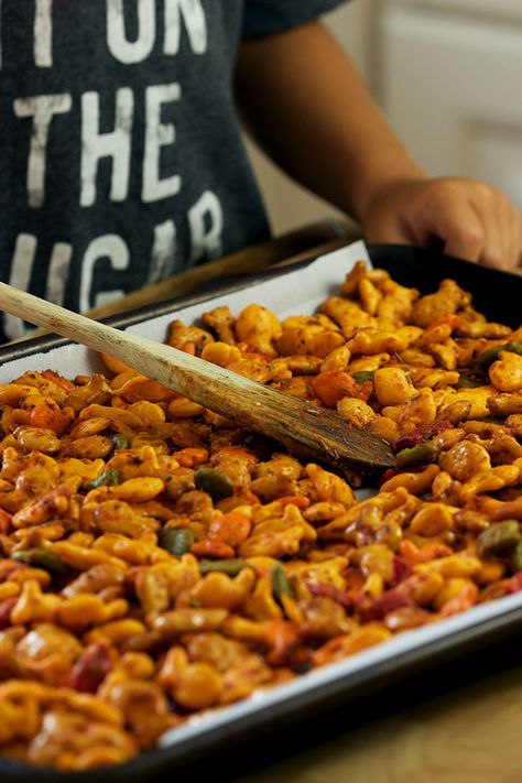 Fast and easy, Goldfish Pizza Snack Mix recipe is perfect for back to school! From TheSuburbanSoapbox.com #MixMatchMunch Goldfish Snack, Homemade Snacks Recipes, Snack Mix Recipe, Mix Pizza, The Lunchbox, Pizza Snacks, Chex Mix Recipes, Snack Mix Recipes, Work Meals