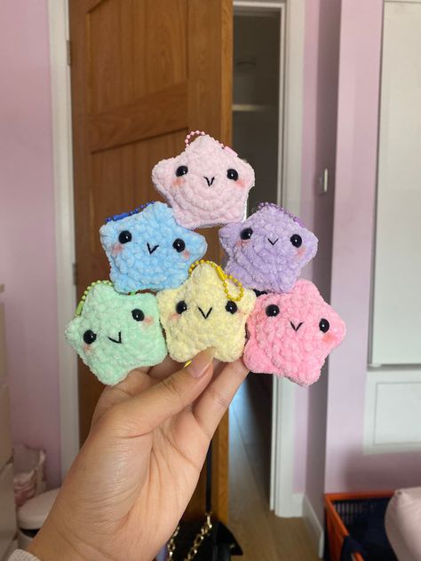 Crochet Pocket Plushies, Small Crochet Animals, Das Ideas, Preppy Crochet, Star Handmade, Plushie Amigurumi, Buddy Gifts, Mini Amigurumi, Crochet Plushies