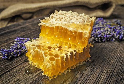 What’s Honeycomb? How to Eat Honeycomb Mahogany Cake Recipe, Honeycomb Raw, Homemade Pasta Dough Recipe, Gordon Ramsay Beef Wellington, Raw Honeycomb, Easy Beef Wellington, Fresh Honeycomb, Ramen Toppings, Homemade Pasta Dough