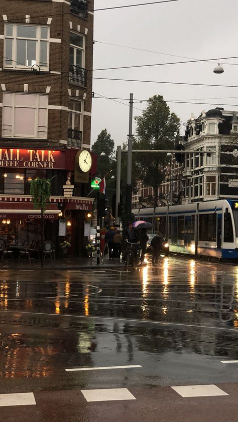 Amsterdam Rainy Day, New Amsterdam Aesthetic, Amsterdam Apartment Aesthetic, Living In Amsterdam Aesthetic, Amsterdam Aesthetic Vintage, Amsterdam Netherlands Aesthetic, City Day Aesthetic, Rainy Amsterdam, Rain View