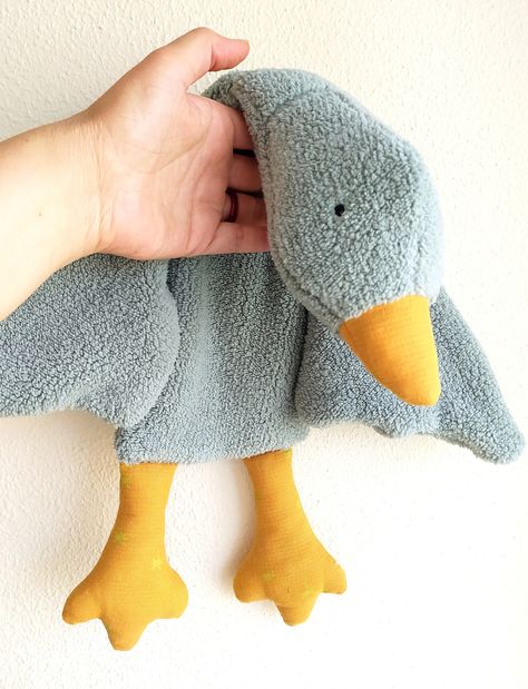 Cute goose love. Animal-friendly plush duck toy for mothers and babies who love animals. You will comfort your baby when he/she is afraid when his/her parents are not around, and you will feel safe and sleep comfortably by hugging him/her during the moments of preparation for sleep. Its wings and body are made of plush fabric. Polyester fiber was used as filling material. Grandparents' first wild goose sleeping companion gift to their newborn grandchildren. Diaper gifts from fathers to their lit Goose Lovey, Crafts For Baby, Duck Quilt, Duck Lovey, Homemade Baby Toys, Duck Stuffed Animal, Diaper Gifts, Handmade Baby Toys, Wild Goose