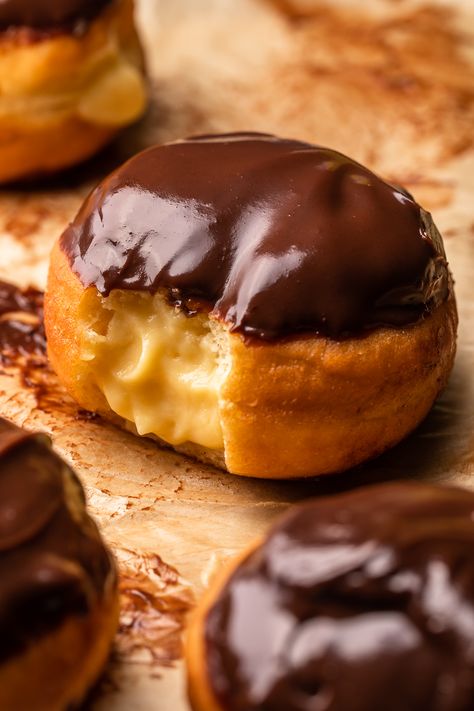 Fluffy Boston Cream Donuts are stuffed with pastry cream filling and dipped in a rich chocolate glaze! Don't let the deep frying scare you off, because this recipe is worth every step. And so much better than anything you'll get from the donut shop. Preppy Recipes, Cream Donut Recipe, Boston Cream Donut, Cream Filled Donuts, Doughnut Recipe Easy, Donut Filling, Pastry Cream Filling, Baking Breakfast, Homemade Donuts Recipe