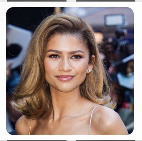 Zendaya Medium Length Hair, Bouncy Long Bob, Halle Berry Blonde, Blonde Zendaya, Zendaya Haircut, Zendaya Blonde Hair, Lob Blowout, Zendaya Hair Color, Past Shoulder Length Hair