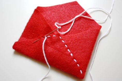 how to make a felt envelope for gift cards during the holiday season (great for stocking stuffers) Diy Felt Valentine Envelopes, Felt Envelope Diy, Gift Card Envelope Diy, Envelope Diy Paper, December Diy, Felt Valentine, Fabric Envelopes, Felt Envelope, Gift Card Holder Diy