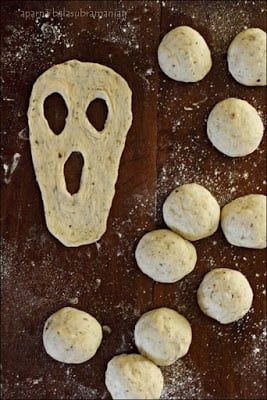 Witches Hat Garlic Bread, Halloween Bread Ideas, Ghost Bread, Ghost Pastries, Ghost Pizza Bagels, Ghost Dinner, Ghost Shaped Pizza, Ghost Pizza, Rhodes Bread