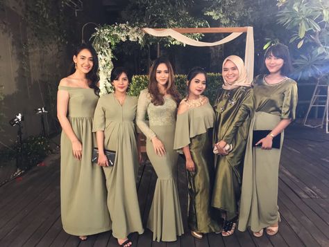 Dress Sage Green Hijab, Sage Green Hijab, Sage Green Kebaya, Green Kebaya, Model Bridesmaid, Acara Nikahan, Green Hijab, Braidsmaid Dresses, Dress Pesta