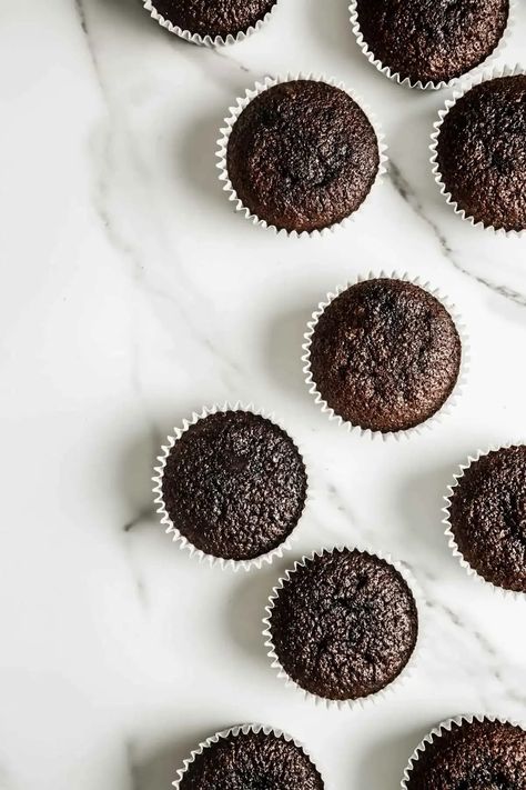 Chocolate Cupcakes Photography, Sponge Cupcake Recipe, Bakery Advertising, Cupcake Recipes Uk, Marshmallow Frosting Recipes, Buffet Halloween, Homemade Chocolate Cupcakes, Chocolate Cupcakes Recipe, Chocolate Photography