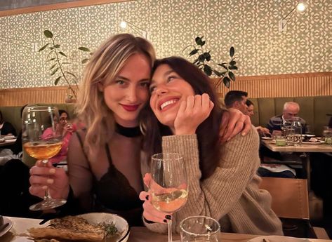 Gals Night, Cami Morrone, Leonardo Dicaprio Girlfriend, Apple City, Camila Morrone, Super Rich Kids, Friends Group, Suki Waterhouse, Dinner With Friends