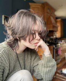 Round Face Grunge Hair, Octopus Haircut Short Curly Hair, Octopus Haircut With Curtain Bangs, Shaggy Jellyfish Haircut, Jellyfish Layered Wolfcut, Short Jellyfish Hair Curly, Short Jellyfish Cut With Bangs, Short Feminine Haircut Round Face, Grown Out Jellyfish Haircut