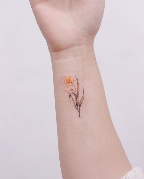 Daffodil 🌼 Studiobysol _ @donghwa_tattoo #studiobysol #koreantattoo #koreantattooshop #flowertattoo #daffodiltattoo #narcissustattoo Yellow Flower Tattoos, Daffodil Flower Tattoos, Narcissus Flower Tattoos, Water Lily Tattoos, December Birth Flower, Daffodil Tattoo, Flower Tattoo Meanings, Narcissus Flower, Shape Tattoo