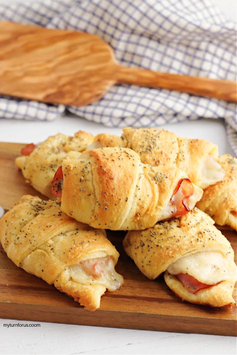 Ham And Cheese Crescent Rolls, Deli Ham Recipes, Creasant Roll Recipes, Pillsbury Crescent Roll Recipes, Crescent Roll Recipes Dinner, Chicken Crescent Rolls, Croissant Roll, Ham And Cheese Croissant, Cheese Crescent Rolls