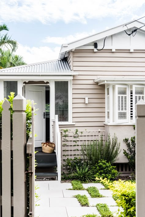 Beach Shack Interior, Queenslander Homes Interior, Queenslander Homes Exterior, Renovated Queenslander, Colourful Interior Design, Queenslander Renovation, Outside House Colors, Queenslander House, Simple Cottage