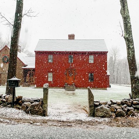 The Red Saltbox 🏠 on Instagram: “What a day yesterday! They *predicted* about 5-8 inches of snow and we got over a foot! ❄️ I think it’s safe to say that winter is…” American Homes Exterior, Salt Box House, Colonial Cottage, Colonial House Exteriors, Amish House, Colonial Life, Saltbox Houses, Box House, Dark House