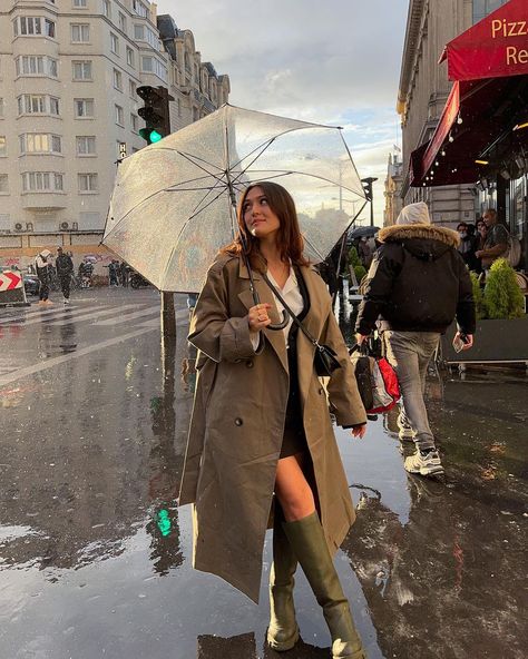 Winter Outfits For Paris, Paris Aesthetic Fashion, Umbrella Outfit, London Aesthetic Outfits, Parisian Outfits, Rain Outfit, Classy Summer Outfits, Europe Outfits, London Outfit