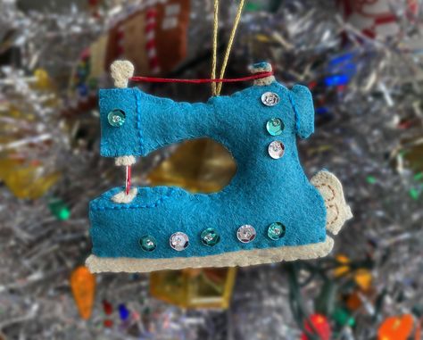 Felt Sewing Machine Ornament, Sewing Machine Christmas Ornaments, Sewing Themed Christmas Ornaments, Sewing Machine Ornament, Easy Holiday Diy, Felt Sewing, Holiday Crafts Diy, Ornament Tutorial, Simple Holidays