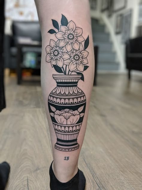 Small Chest Piece Tattoos, Traditional Tattoo Vase, Tattoo Calf, Calf Tattoos For Women, Vase Tattoo, Tattoo On Thigh, Tato Tradisional, 16 Tattoo, Shin Tattoo