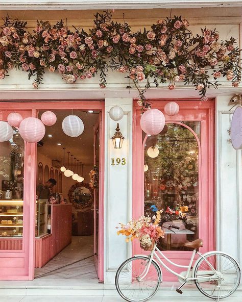 Old Cafe Interior, Floral Cafe Interior, Flower Cafe Aesthetic, Pink Cafe Exterior Design, Cafe Hunting, Cute Cafe Aesthetic Pink, Cute Cafe Aesthetic, Kawaii Cafe Exterior, Boutique Store Front Ideas