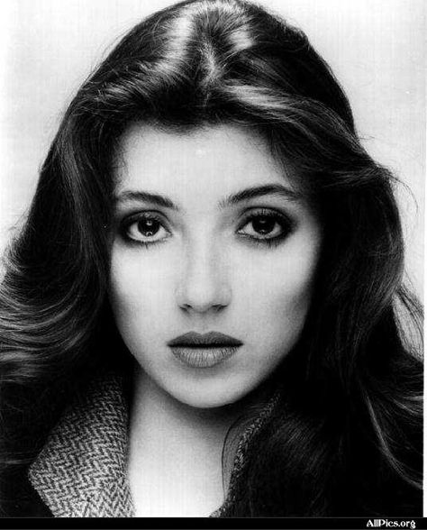 Mia Sara Mia Sara, 80s Actors, Beauty Shots, Hollywood Celebrities, Black And White Photographs, Black And White Photography, American Actress, Beautiful People, Makeup Looks