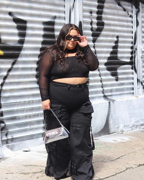 Plus size goth clothing street style at New York Fashion Week 2022 Y2k Grunge Plus Size, Plus Size Baggy Outfits, Y2k Goth Outfits Plus Size, Grudge Aesthetics Style Plus Size, Fat Goth Girl, Fat Goth, New York Fashion Week 2022, Plus Size Gurnge Jeans, Y2k Plus Size