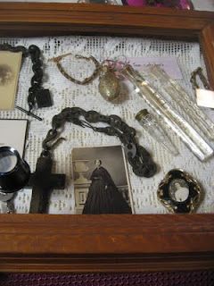 Victorian era mourning practices are so fascinating to me.. With all their rules and special clothing and home decoration. Not to mention the mourning jewelry with hair works and lachrymatories.. Victorian Life, Momento Mori, Neo Victorian, Post Mortem, Victorian Gothic, Memento Mori, Sacred Space, Victorian Style, Victorian Era