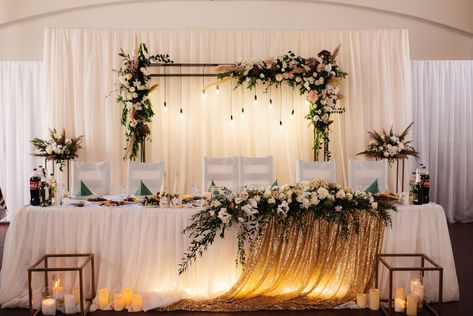 Main Table Backdrop Ideas, Wedding Decorations Head Table, Long Head Table Wedding Decorations, Wedding Table Backdrop, Wedding Reception Backdrop Elegant, Fall Wedding Round Table Decor, Wedding Main Table Decor, Wedding Party Table Ideas, Main Table Wedding Decoration