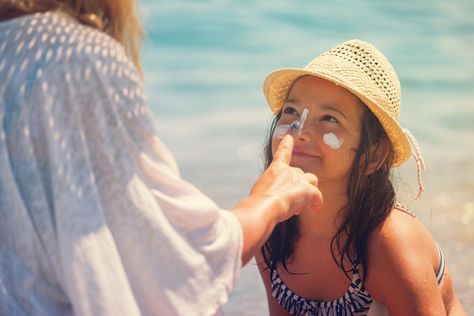 Sun protection factor (SPF): What is the best sunscreen? Best Baby Sunscreen, Baby Sunscreen, Skin Moles, Sun Protective Clothing, Sunscreen Stick, Best Sunscreens, Foaming Face Wash, Natural Sunscreen, Winter Skin Care