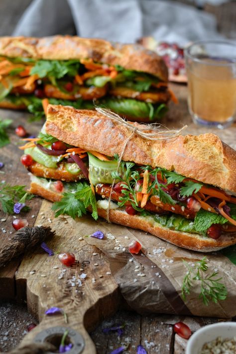 Sandwich Végétalien Vietnamien Bánh Mì au Tofu / Vegan Bánh Mì Sub Vegan Sandwich Recipes, Vietnamese Sandwich, Sweet Potato Curry, Vegan Tofu, Perfect Lunch, Vegan Sandwich, God Mat, Banh Mi, Vegan Kitchen