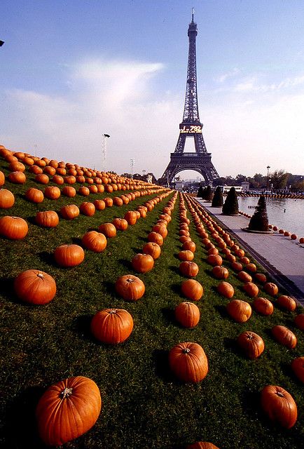 Paris - Halloween  1997 : Hubert Marot - flickr Torre Eiffel Paris, Paris In The Fall, Paris In Autumn, Eiffel Tower In Paris, Tower In Paris, Travel Things, I Love Paris, Living In Paris, Paris Eiffel Tower