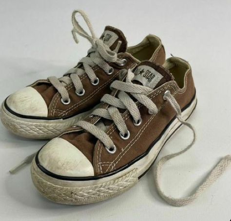 Best Converse Colors, Light Brown Converse, Old Converse, 2000s Shoes, Low Converse, Brown Converse, Low Top Converse, Converse Low, Sneakers Kids