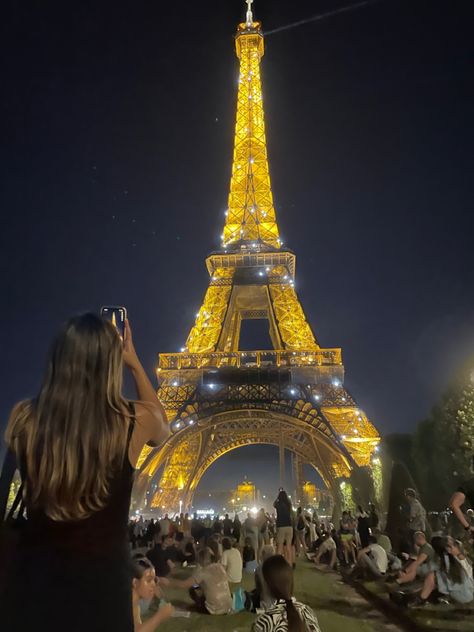 Etienne St Clair, Eiffel Tower Pics, Anna Oliphant, Books Tiktok, Anna And The French Kiss, Stephanie Perkins, Girl In Paris, Paris Travel Photography, Eiffel Tower At Night