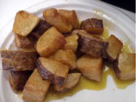 Making these potatoes in your home requires some elbow grease, oil, margarine, salt, pepper and a blind eye. Broasted Potatoes, Best Roast Potatoes, Chicken Shack, Dinner Side Dishes, Dinner Sides, Restaurant Recipes, Potato Recipes, Copycat Recipes, Fruits And Veggies