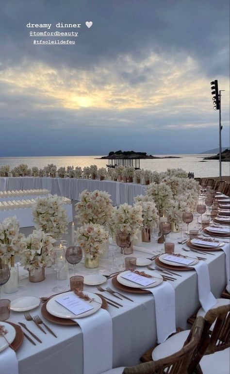 White Wedding With Candles, Wedding Ideas Gold, Private Beach Wedding, White Dress Casual, Woman Butterfly, Long Dresses Summer, Dream Wedding Reception, Dream Beach Wedding, Dream Wedding Decorations